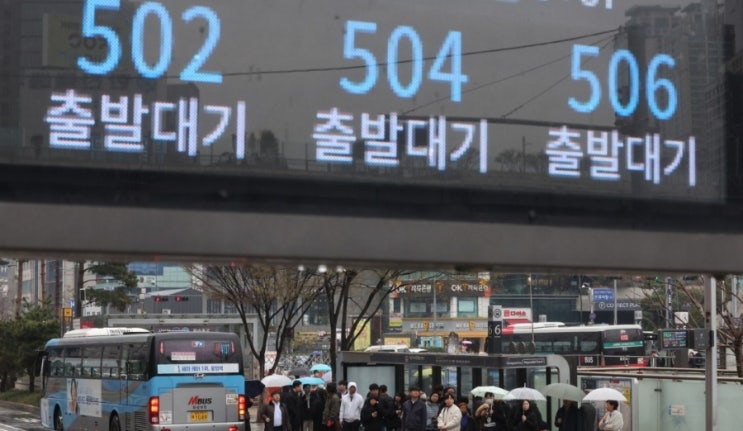 서울 <b>시내버스 파업 철회</b>, 대중교통 운행 정상화 및 시민 불편... 