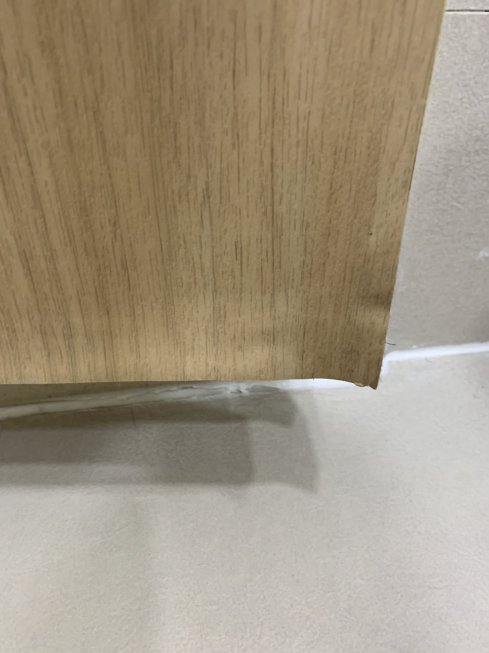물에 불은 화장실문 보수 시트지 시공 전문가