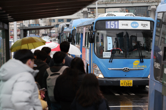 <b>서울 시내버스</b> 첫차부터 파업 오전 4시, 12년만에 …노사... 