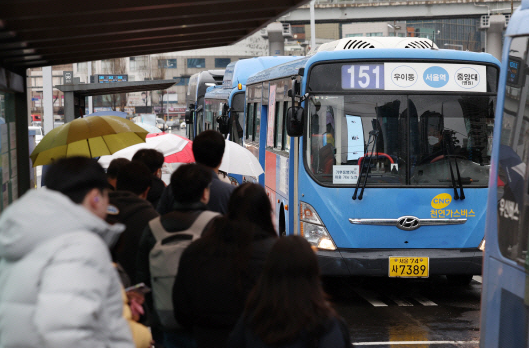 12년 만에 서울 <b>버스</b> 파업.. 서울 <b>시민</b> <b>출근길</b> 어쩌나.
