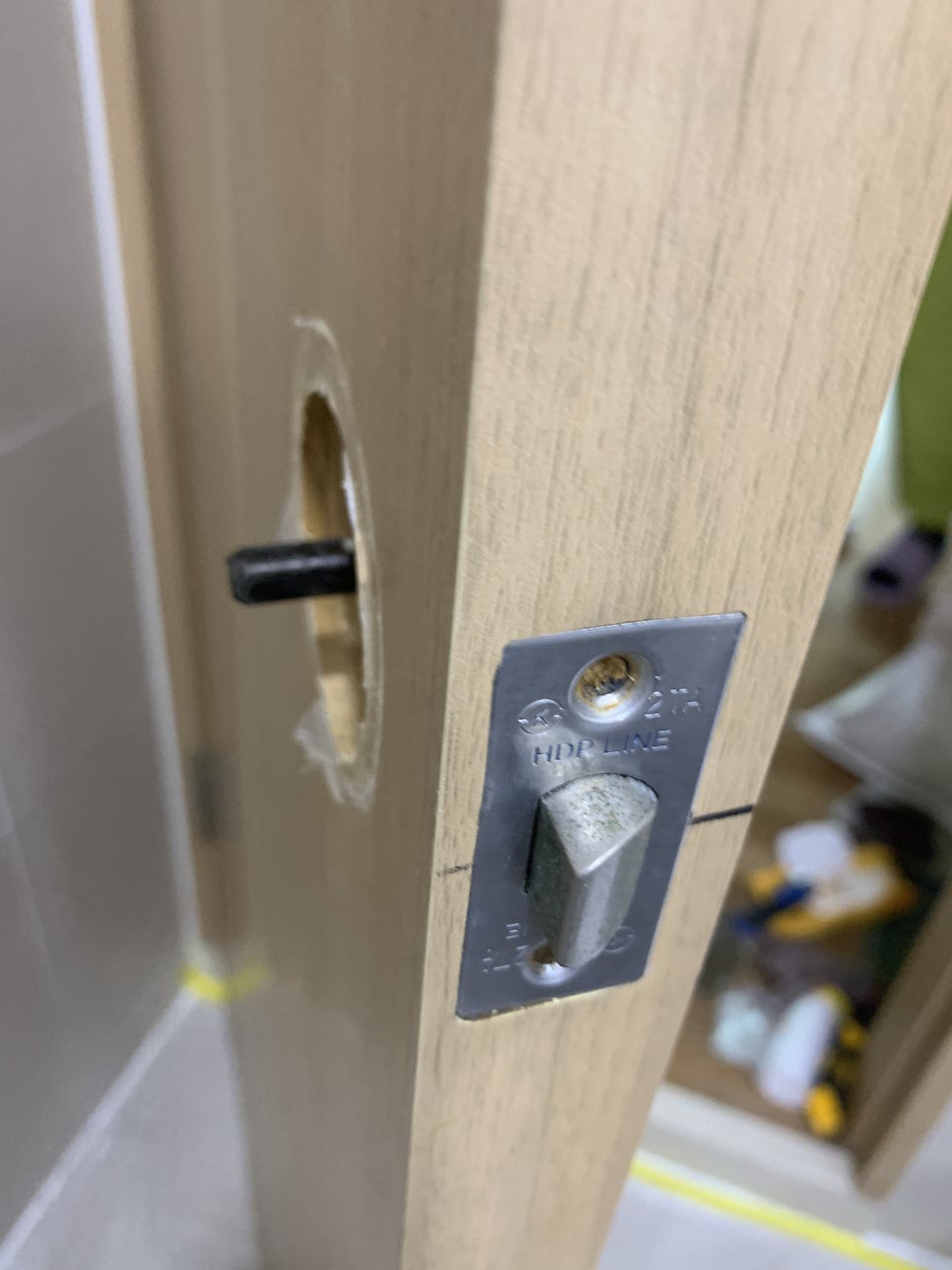 물에 불은 화장실문 보수 시트지 시공 전문가