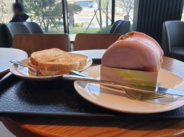 스타벅스 피스타치오 핑크 롤, 멜팅 치즈 베이컨 샌드위치 내돈내산 솔직후기 (팩폭주의) 스타벅스 피스타치오 핑크 롤, 멜팅 치즈 베이컨 샌드위치 내돈내산 솔직후기 (팩폭주의)
