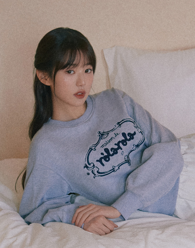  달콤한 봄 미니멀룩을 완성해줄 여자 맨투맨 스웻셔츠 코디 추천 w. 장원영