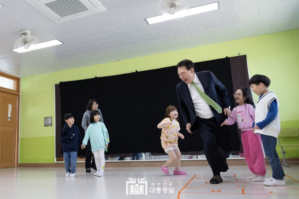 윤 대통령, <b>늘봄학교 일일강사</b> 참여...아이들에게 책 읽어주고... 