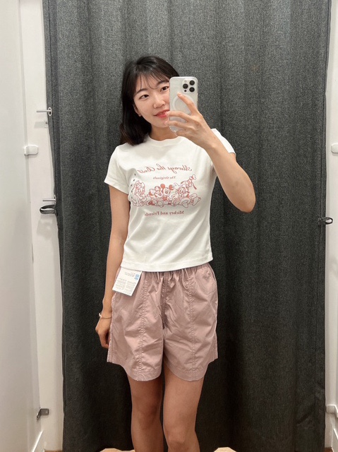  유니클로 디즈니 UT 티셔츠, 파라슈트 쇼츠, 메쉬 크루넥 스웨터  입어봤어요.