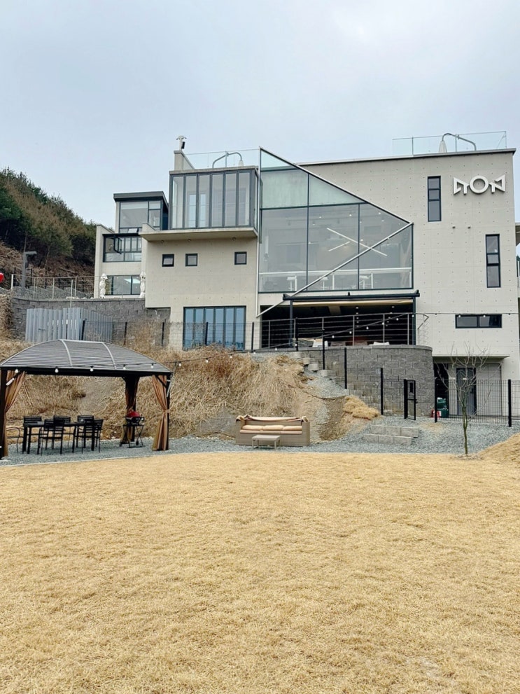  가평 애견동반 카페 리버뷰 디온카페 실내 야외 운동장과 바베큐장 이용 후기