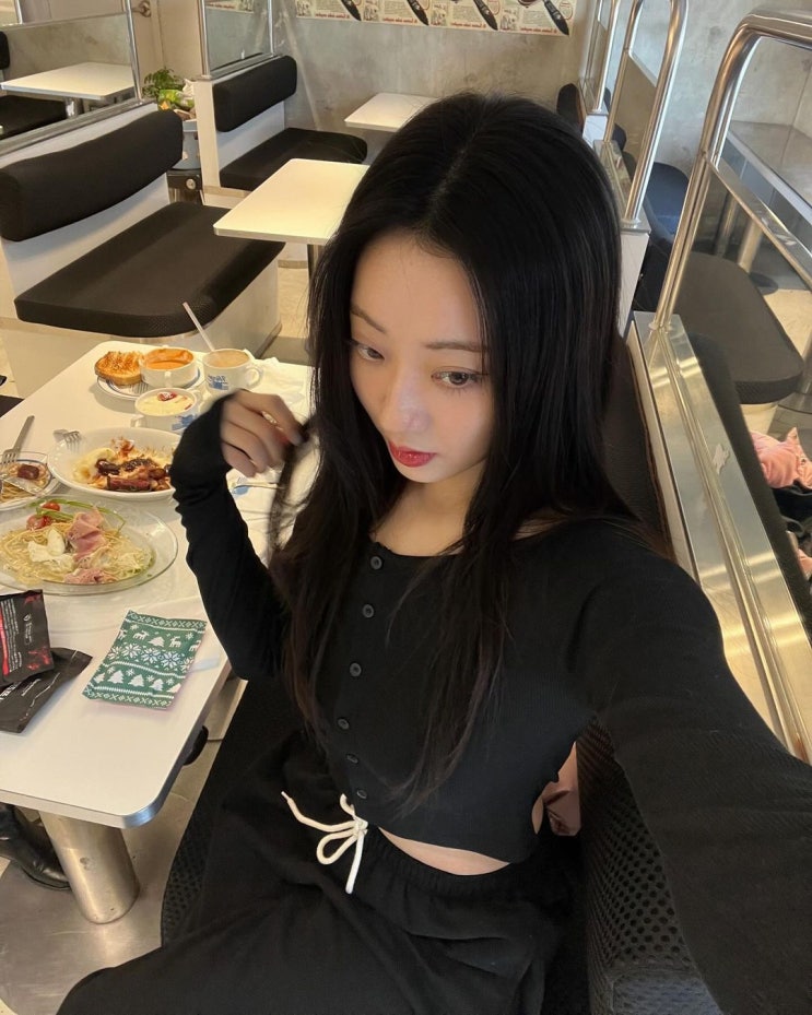  편하게 입기 좋은 블랙 컬러의 여자 트레이닝복 조거 팬츠로 완성한 스포티룩 코디 w. 경리