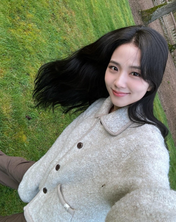  봄날 여자 소개팅룩에 잘 어울리는 오버핏 니트 여성 자켓 코디 w. 블랙핑크 지수