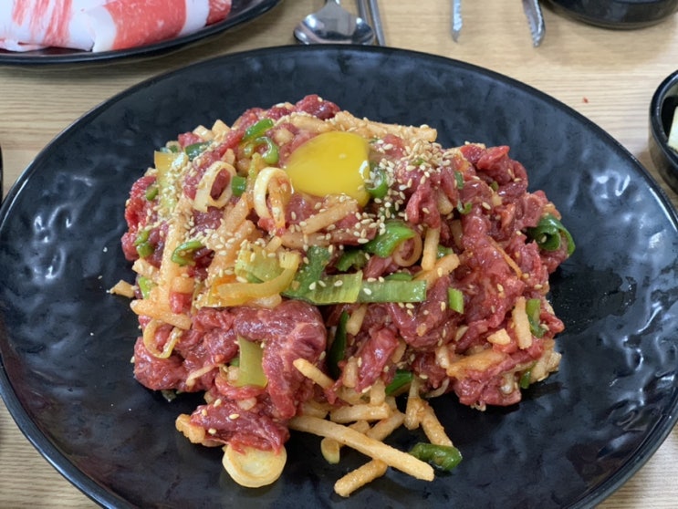  차돌박이에 육회 쌈싸먹는, 백제정육식당.