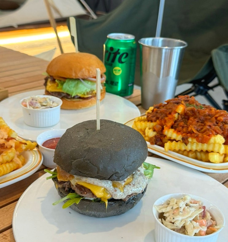  청주 외곽 데이트 : 캠핑펍글러브 수제버거 맛집 캠핑 분위기 굿