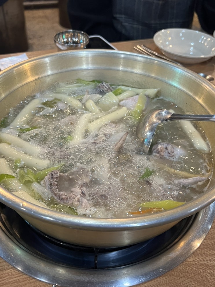  신사) 속이 확 풀리는 ‘닭한마리 감자탕’