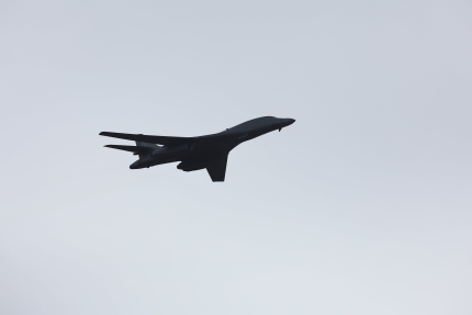 <b>서울 상공</b>에 떴다 美 ‘죽음의 백조’ B-1B, 서울공항 상공... 
