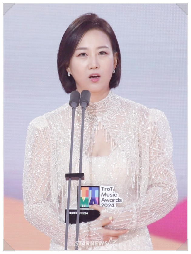 <b>장윤정</b> <b>립싱크</b> 논란 <b>입만</b> 벙긋해?