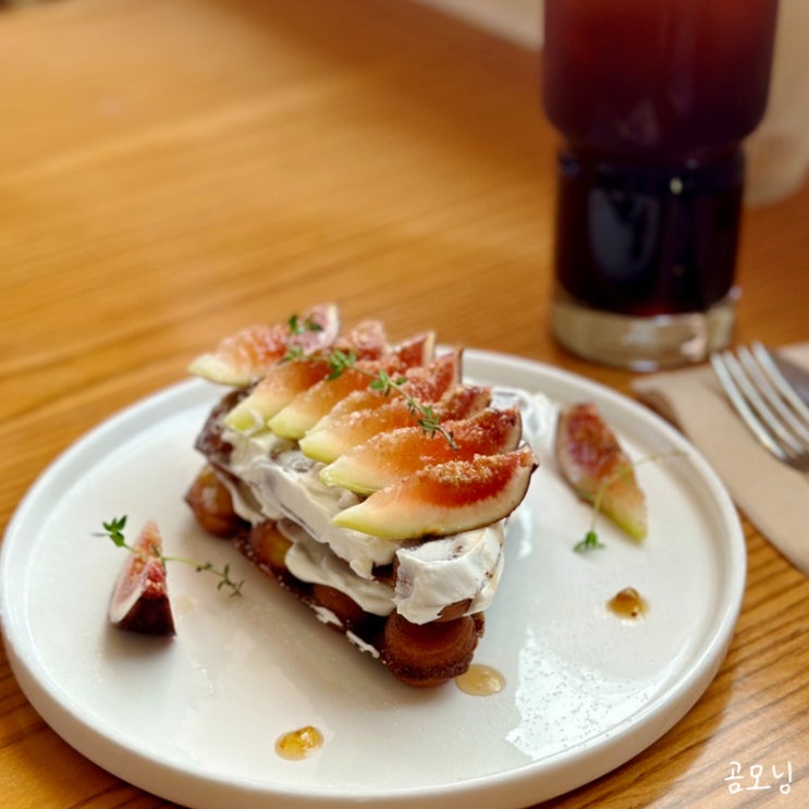  전포 디베르티티 와플무화과케이크 맛있는 예쁜 카페