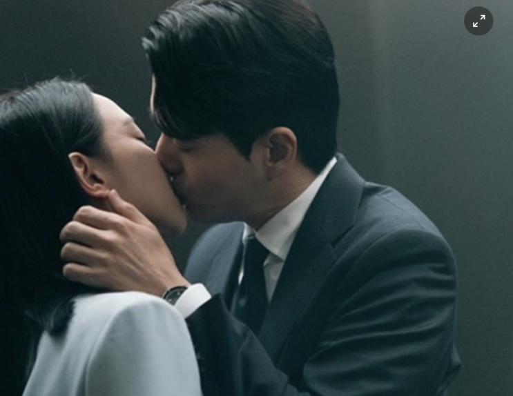 신혜선과 <b>이진욱</b>의 아찔한 <b>키스</b>, ‘나의 <b>해리에게</b>’에서의... 