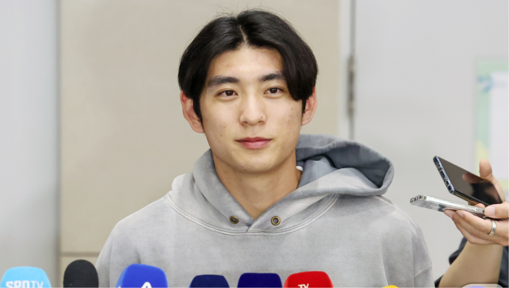 <b>이정후</b>, 메이저리그 첫 <b>시즌</b> 마치고 <b>귀국</b>: "다음 <b>시즌</b> 더 나은... 