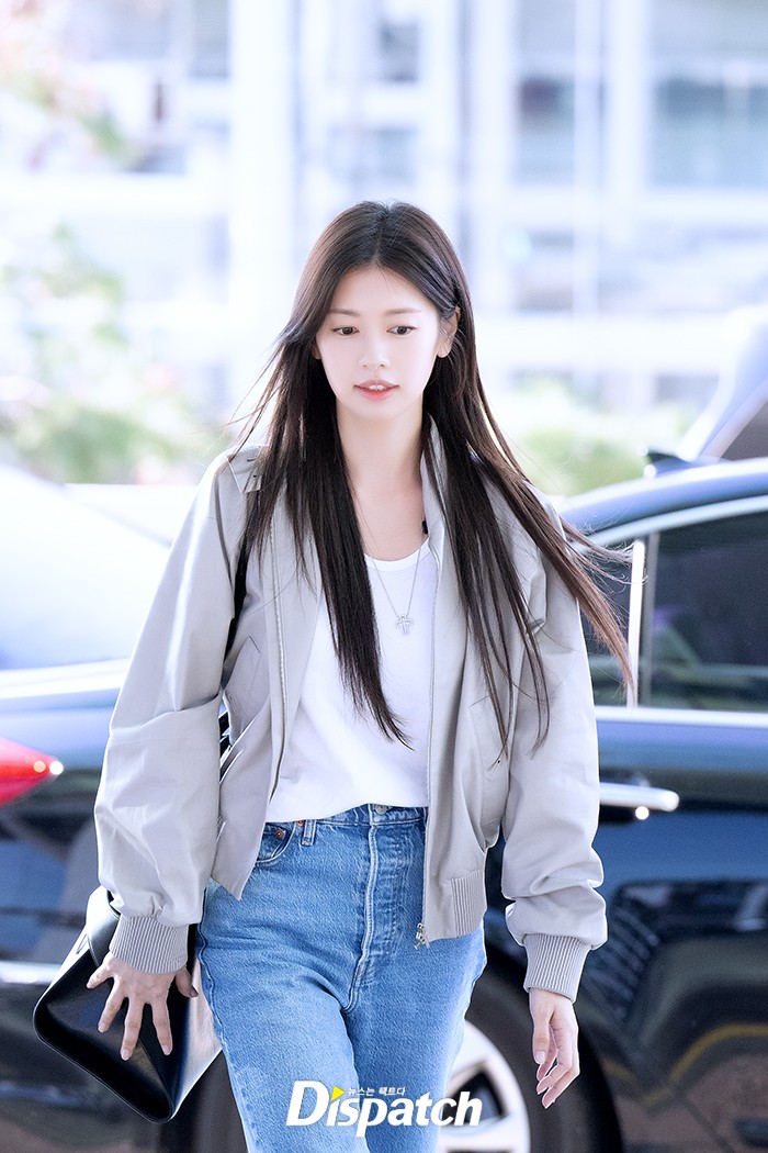  30대 여자 가을 점퍼 추천 정소민 공항패션 명품 개주얼룩 페라가모 봄버 자켓 & 로퍼 코디