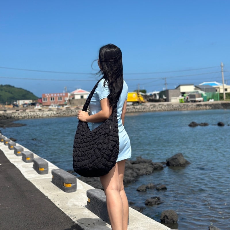 여자 보부상가방 추천 COS (코스) 구름백 오버사이즈 제니공항가방