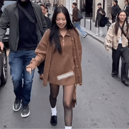 제니 파리 거리 사로잡은 이천만원대 샤넬 가방과 샤넬룩