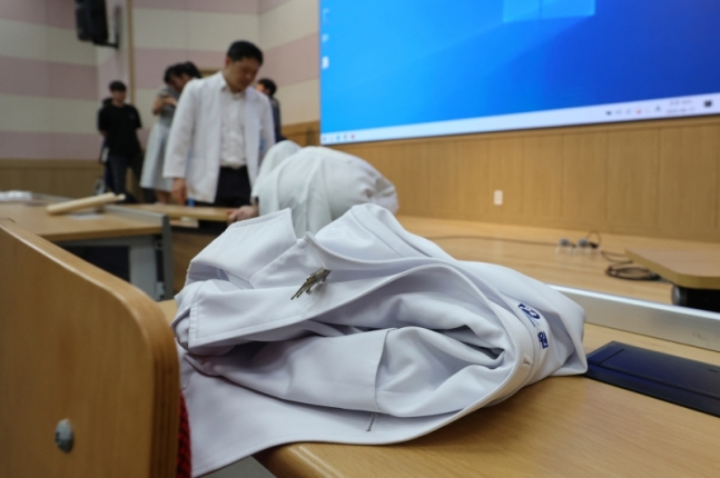 <b>서울대</b> 의대, 1학기 휴학 일괄 승인…<b>교육부</b>, 강력 대응
