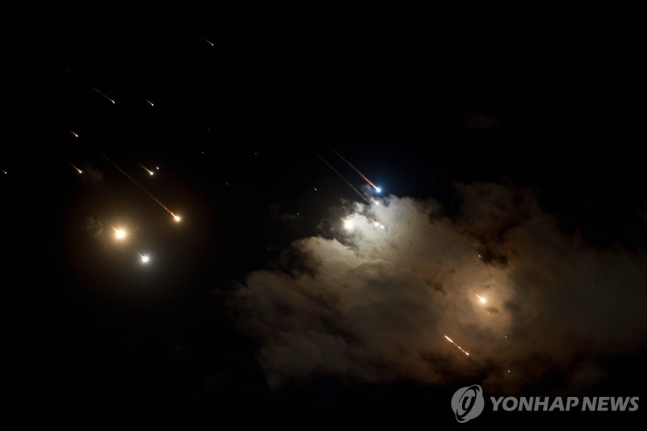 이란, 이스라엘에 탄도미사일 180발…"하니예·나스랄라의 보복" 이란, 이스라엘에 탄도미사일 180발…"하니예·나스랄라의 보복"