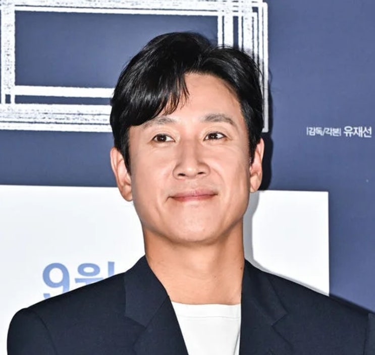 배우 <b>이선균</b> 한국영화 공로상 수상...<b>송중기</b>도 울었다... 
