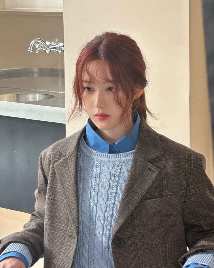  가을 미니멀한 스타일의 여자 프레피룩 그 잡채인 커버낫 체크 블레이저 오버핏 여성 자켓 추천 w. 슈화