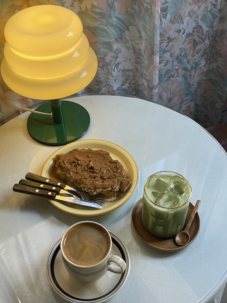  연남동맛집 사이드테이블 | 크로플맛집 감성카페