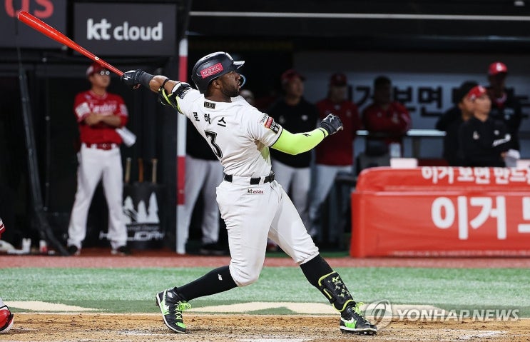 '<b>로하스</b> 2홈런 4타점' kt, 5위... 꺾고 5년 연속 <b>가을야구</b> 진출