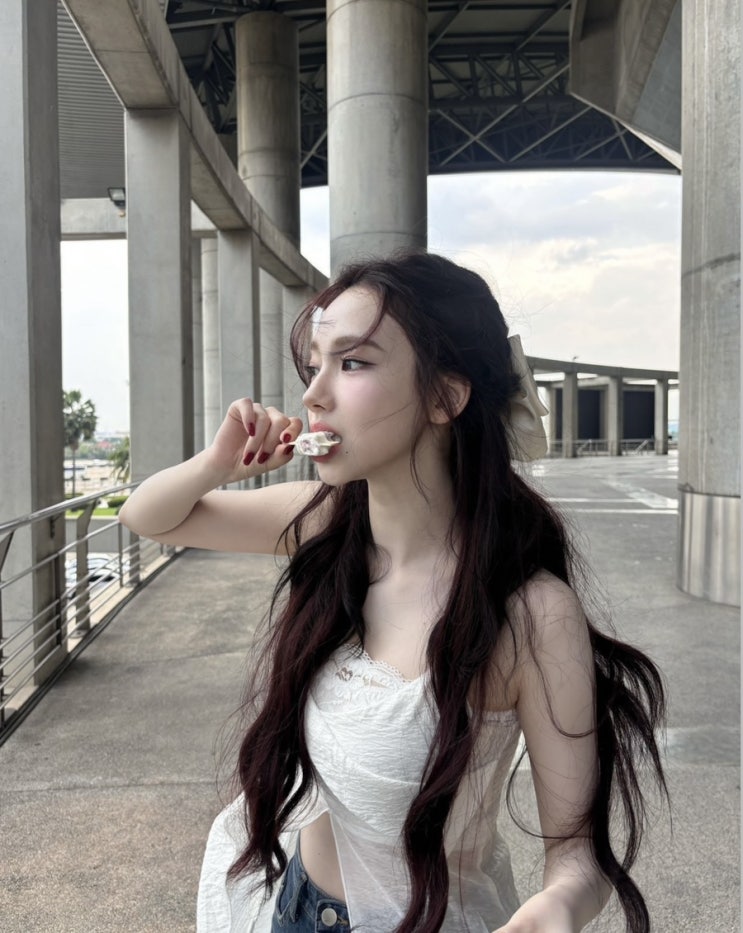  카리나 인스타그램 패션 코디 Catstreet 츄아슬릿 롱뷔스티에 추천