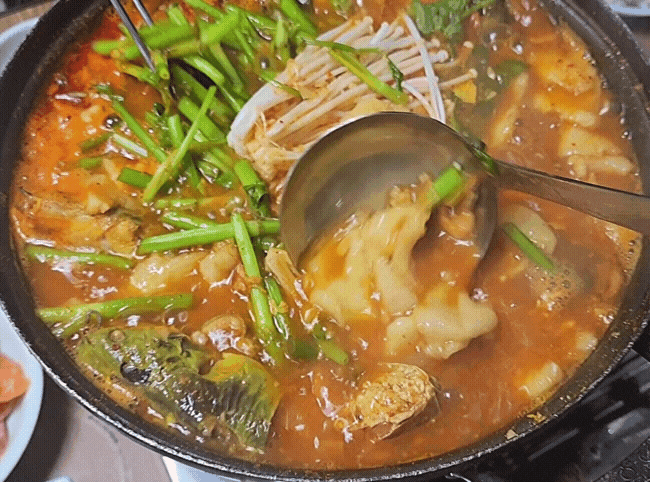  등나무집 - 진한 민물매운탕과 향긋한 송어회가 맛있는 강동구 강일동 가래여울 맛집