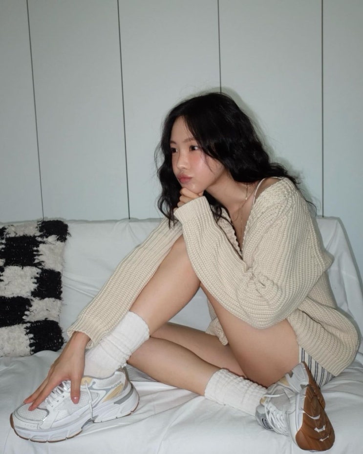  패션 아이콘인 여자 연예인들의 명품 스니커즈로 빠지지 않는 Y2K 복고 너낌의 골든구스 어글리슈즈 w. 손나은
