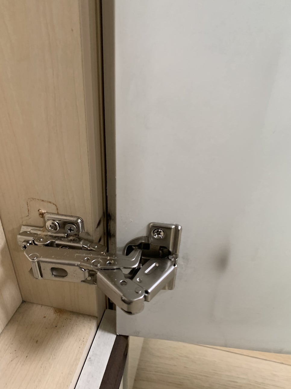 장농가구경첩 교체전문