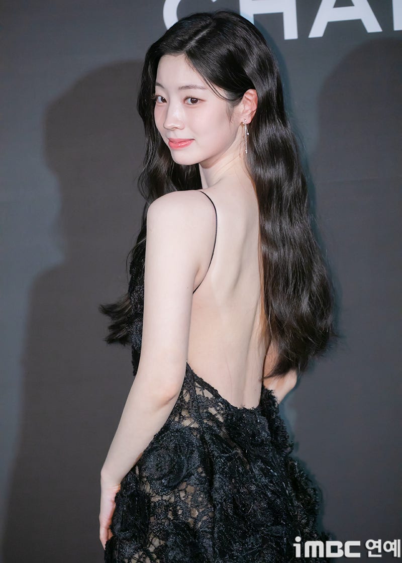 "화이트 + 교복st + 등 파인 블랙 드레스!" 부산국제영화제 '그 시절 우리가 좋아했던 소녀' 배....