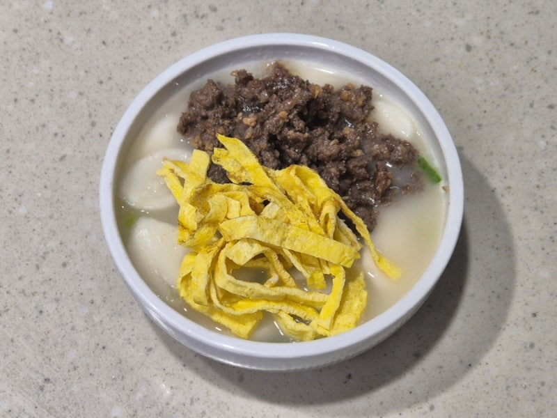 비비고 진한사골곰탕으로 떡국 끓이기