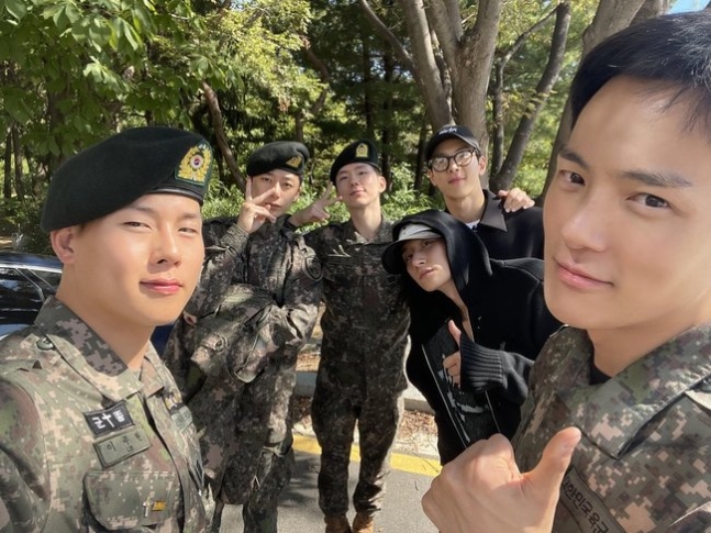 <b>몬스타엑스</b> 완전체, 민혁 <b>전역</b> 기념 '늠름해진 모습' 셔누 민혁... 
