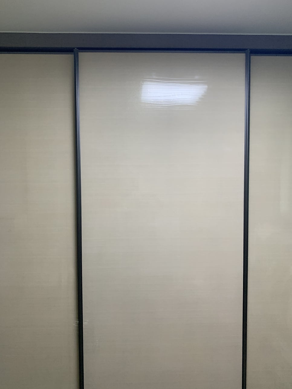 이탈된 붙박이장슬라이딩도어 수리