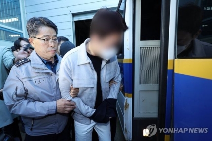 뺑소니' <b>마세라티</b> 운전자 구속…도피 도운 고교 동창도 함께 <b>송치</b>