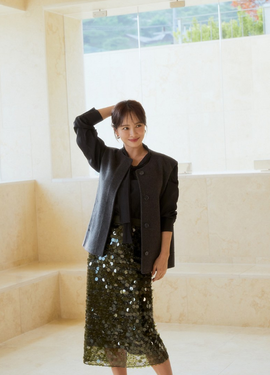  오늘 날씨 옷차림으로 고급스럽고 페미닌한 타이 블라우스 코디로 완성한 가을 여자 OOTD w. 송지효