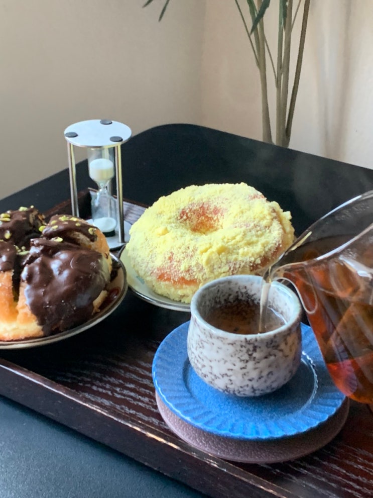  [용산 카페/오하요 도넛] 당충전에 딱좋은, 경의선숲길따라 산책하면 만날 수 있는 카페, 노트북 작업하기 좋은 디저트 카페!