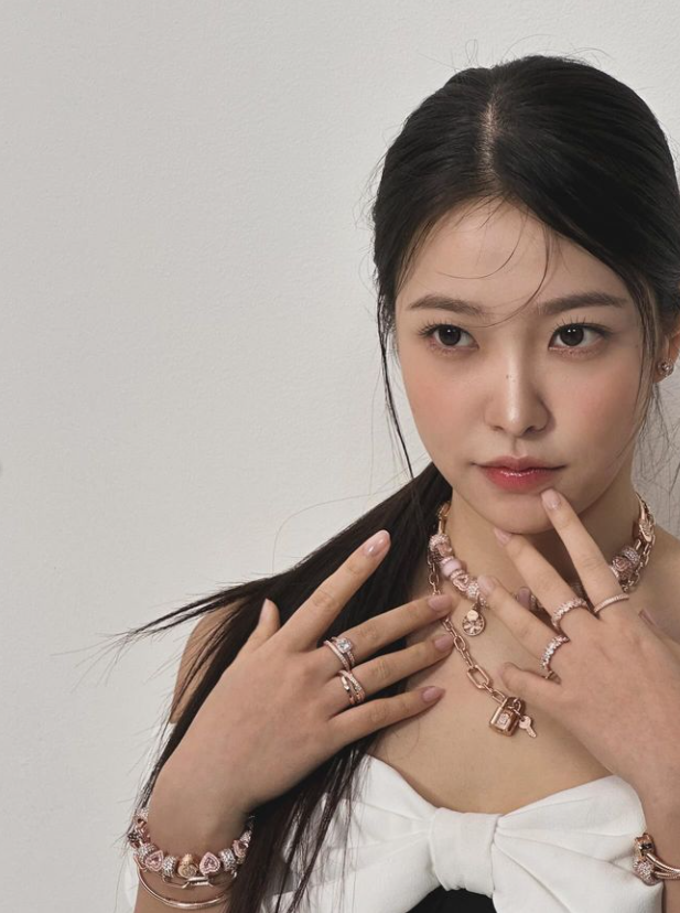  블링한 14K 골드로 구성된 20대 여성의 데일리 손가락 반지로 국내 명품 주얼리 브랜드 판도라 추천 w. 예리