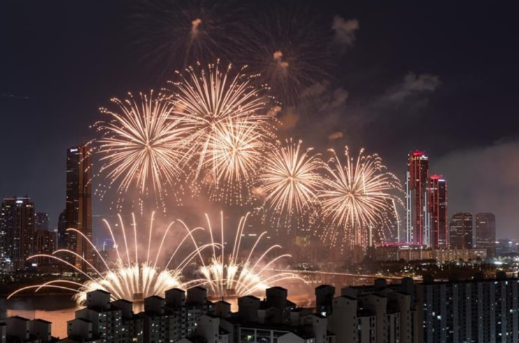 <b>불꽃축제</b> 명당 확보 경쟁... 몰린 <b>여의도</b>…철저한 <b>안전관리</b>... 