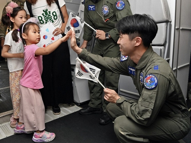 【속보】<b>레바논 체류</b> 국민 97명 군 수송기로 성남 서울공항에... 