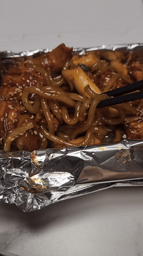  [동근이숯불두마리치킨] 우동사리 필수!  순살 숯불 양념구이 배달 후기
