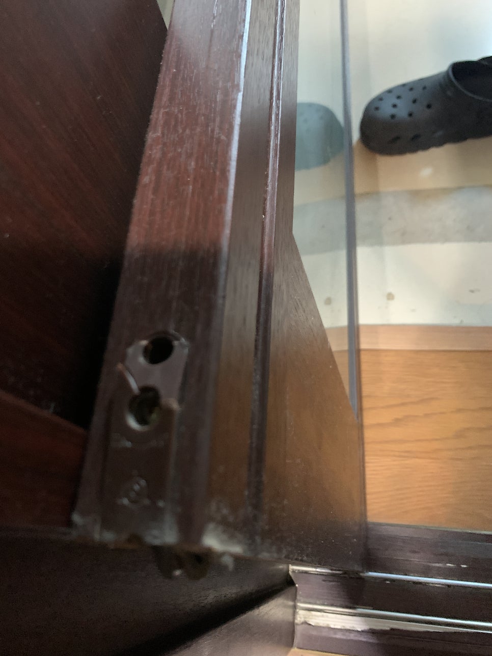 덜컹거리는 중문 바퀴 교체로 문제해결
