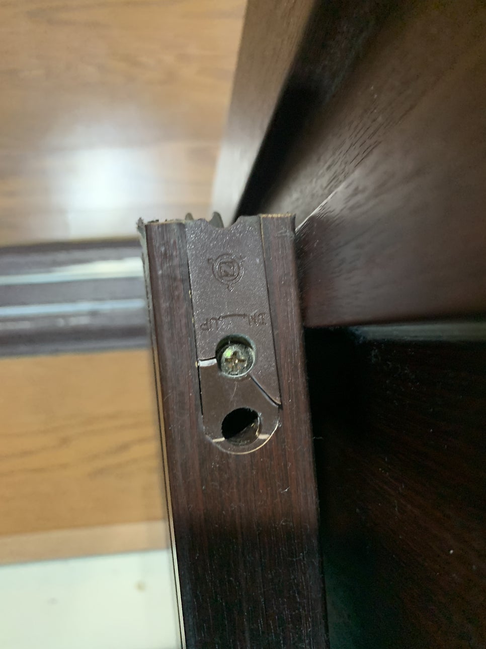 덜컹거리는 중문 바퀴 교체로 문제해결