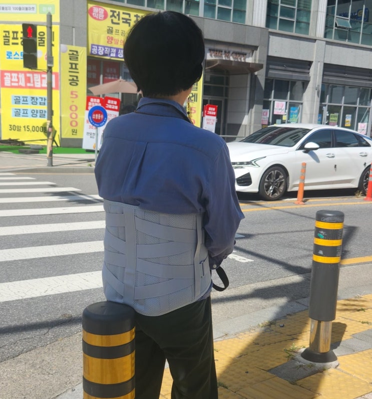  철심 의료용복대 착용하고 엄마 외출, 허리통증이 덜하고 걷는게 편하다고 해요.