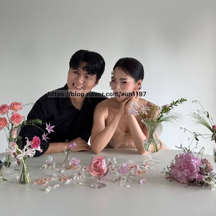  스투디오 사이 부케로 꾸민 흰색 테이블 씬 반지샷 후기