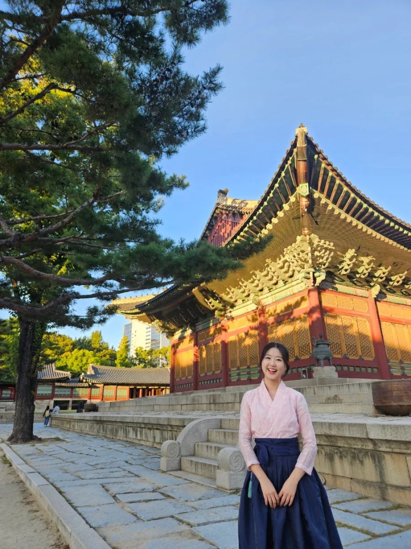 일상에서 입을 수 있는 시크라인 생활한복 입고 덕수궁 나들이
