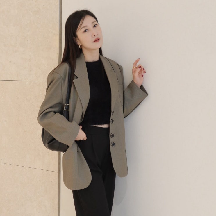  여성 가을 자켓 코디 브라운 오버핏 자켓과 블랙 슬랙스로 미니멀룩 (디자이너브랜드 까이에)